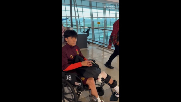 博主：胡荷韜坐輪椅回國，左膝蓋已經上支具了