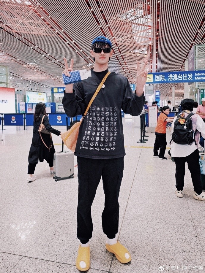 早日康復！曾凡博工作室曬小曾機場照：德國康復訓練之旅啟程