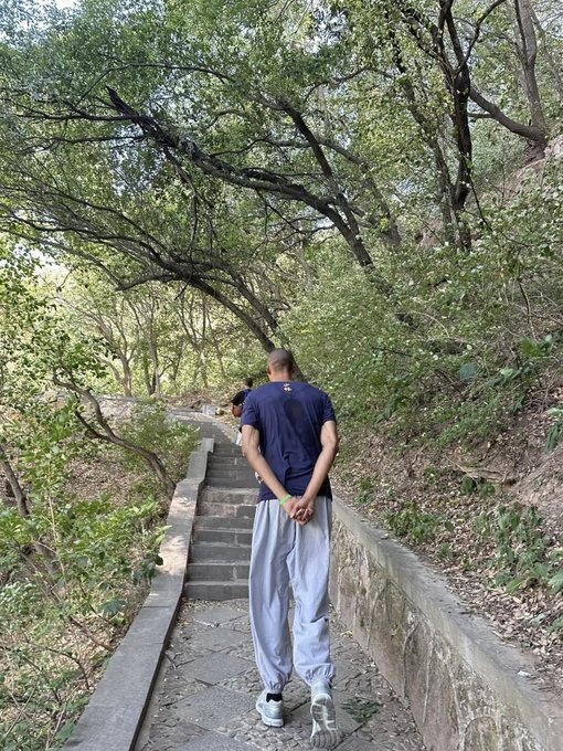 還是那件短袖！文班亞馬被網友拍到在少林寺爬山修煉