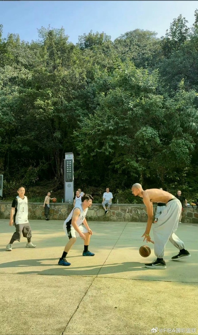 少林籃球！FIBA官博曬文班打野球圖片：??這里的拜佛很純粹