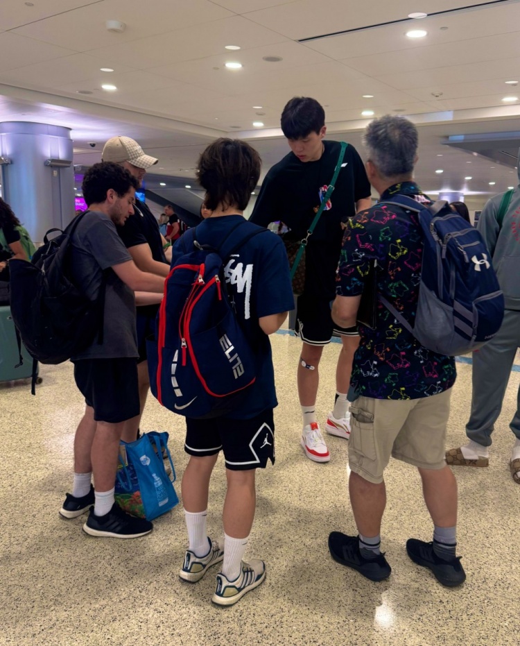 開拓者隊記曬楊瀚森給球迷簽名照片：他已經出名啦！