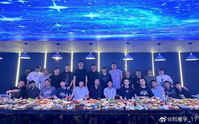 劉雁宇更博曬昔日隊友合照：聚也不是開始 散也不是結束！