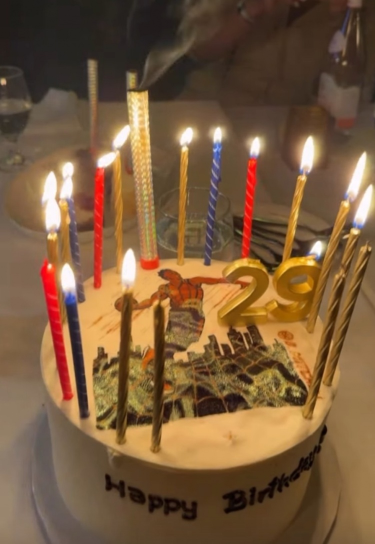 祝我生日快樂！米切爾曬自己蜘蛛俠造型的生日蛋糕