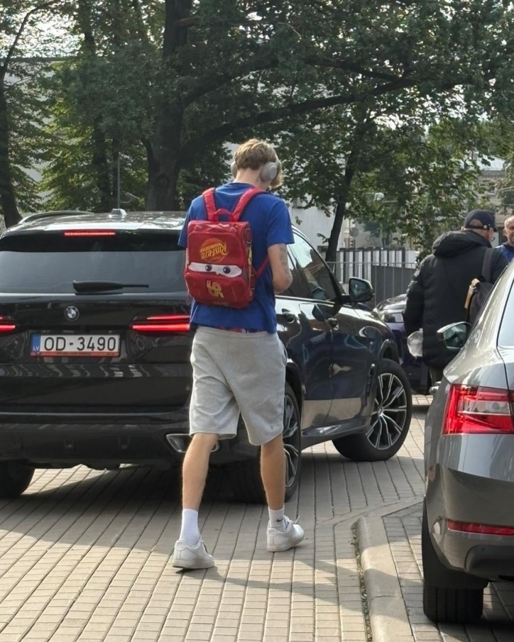 背上我心愛的小書包！賽前穆里寧背著一個卡通小書包前往球館