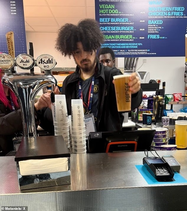 曼城主場一名酒吧工作人員在德比日穿曼聯球衣上班，遭到曼城解雇
