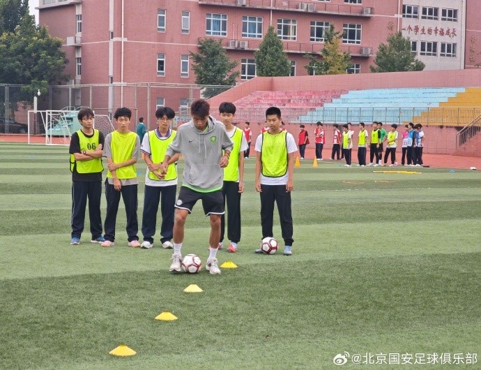 北京國安走進建大附中，給學生們帶來一堂足球公益體驗課