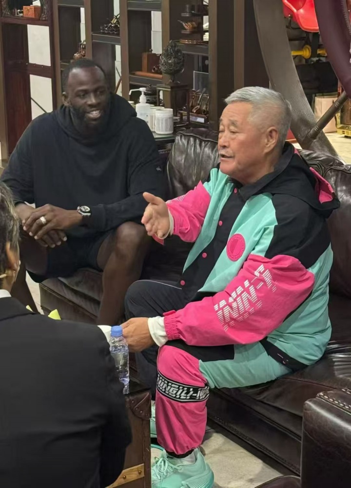 這聯動！追夢前往《劉老根大舞臺》和趙本山合照