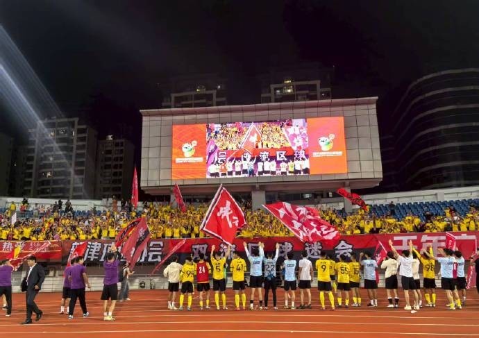 川超揭幕戰，成都隊6-0大勝遂寧隊，21000余名球迷現場觀戰