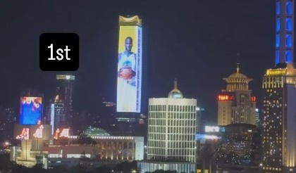 亮相中國(guó)上海外灘巨幕！追夢(mèng)：媽媽我做到了 永懷感恩！