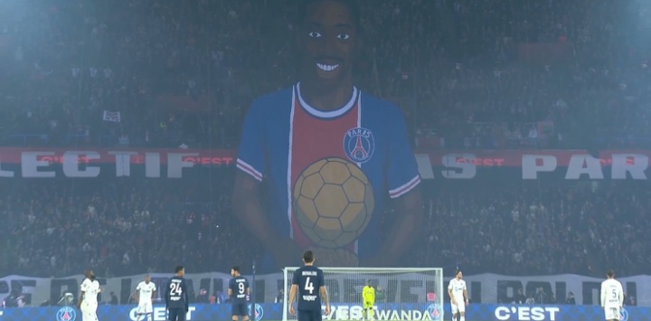 球迷展示巨型TIFO，慶祝登貝萊喜提金球獎和恩里克獲頒克魯伊夫獎