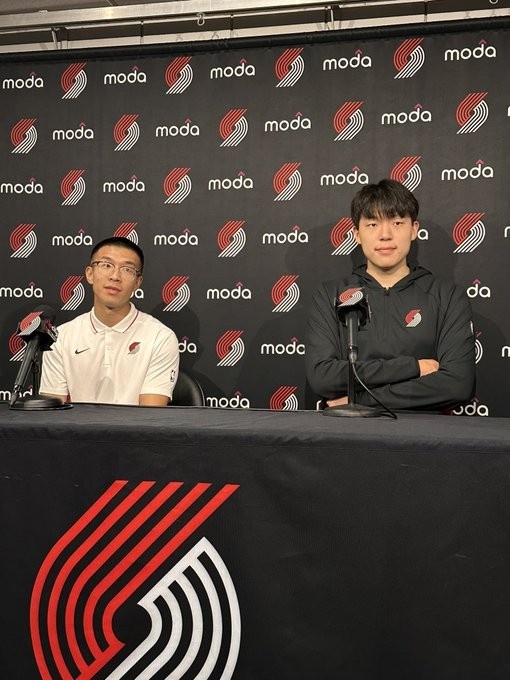 來了來了！楊瀚森出席媒體日&姿態很放松 和翻譯一起接受采訪