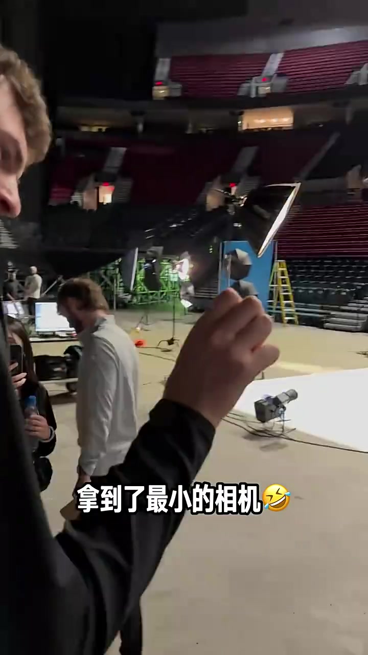 哈哈！新賽季媒體日克林根和楊瀚森拿著微型相機(jī)互拍